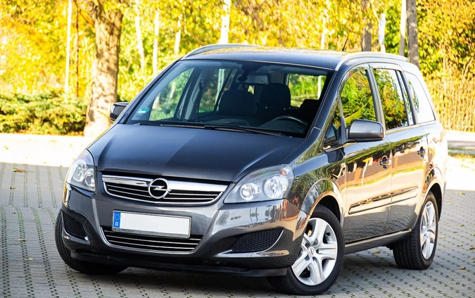Opel Zafira cena 20900 przebieg: 220000, rok produkcji 2010 z Golub-Dobrzyń małe 781